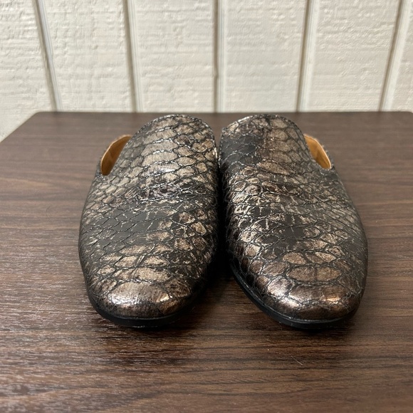 Frye Terri Metallic Embossed Mule in Pewter, size 6. - Picture 2 of 8